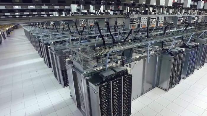 阿里云服务器要选多少带宽,阿里云的服务器4核8g，10M带宽并发访问，能支持多少用户